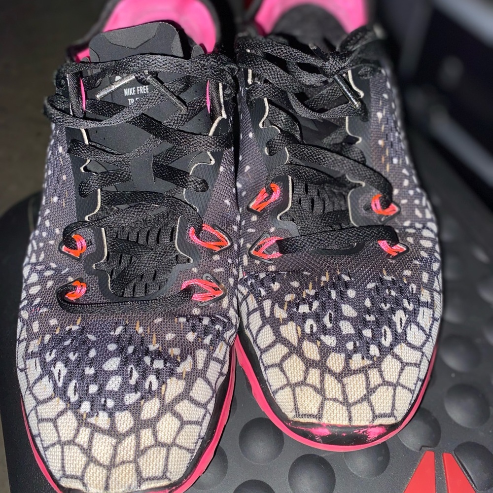 Nike Women's Black and Pink Patterned Athletic Shoes